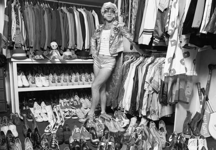 На протяжении многих лет британский певец Элтон Джон собирал коллекцию туфель на платформе, которая недавно была продана на аукционе. Деньги были отданы на благотворительность. 