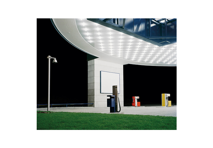 Юлиан Фаульхабер  Автозаправка, 2008  Julian Faulhaber  Tankstelle (Gas Station), 2008  ©Julian Faulhaber/VG Bildkunst Bonn/RAO